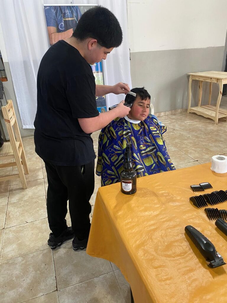 Quince cortes del “Tijeras Solidarias” a vecinos del barrio San Vicente