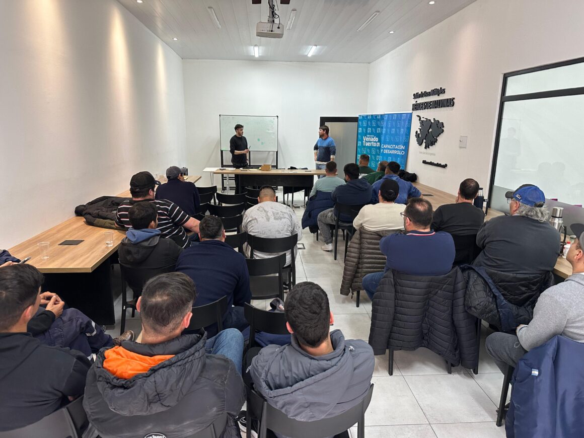 Trabajadores municipales siguen capacitándose en Operación y Mantenimiento de Motoniveladoras