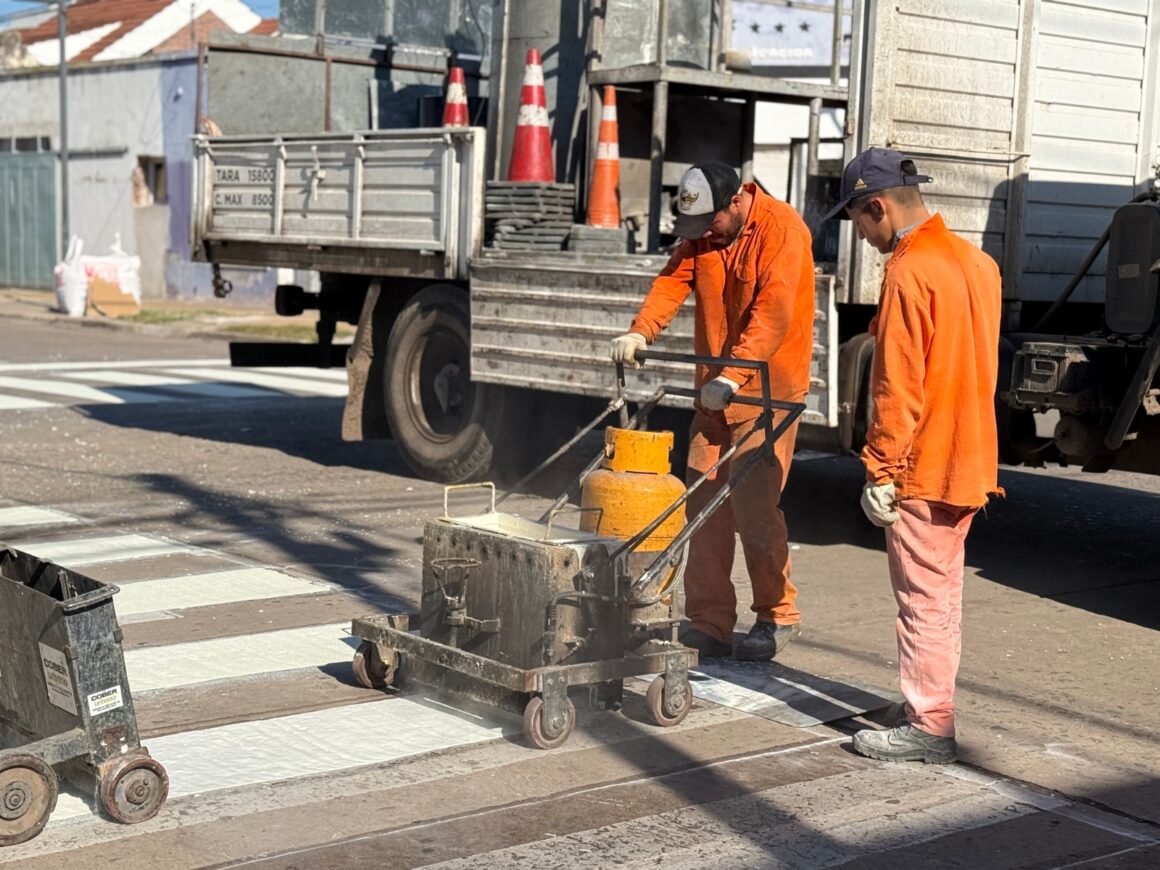 Plan de Movilidad: inician tareas de demarcación de sendas peatonales con pintura termoplástica