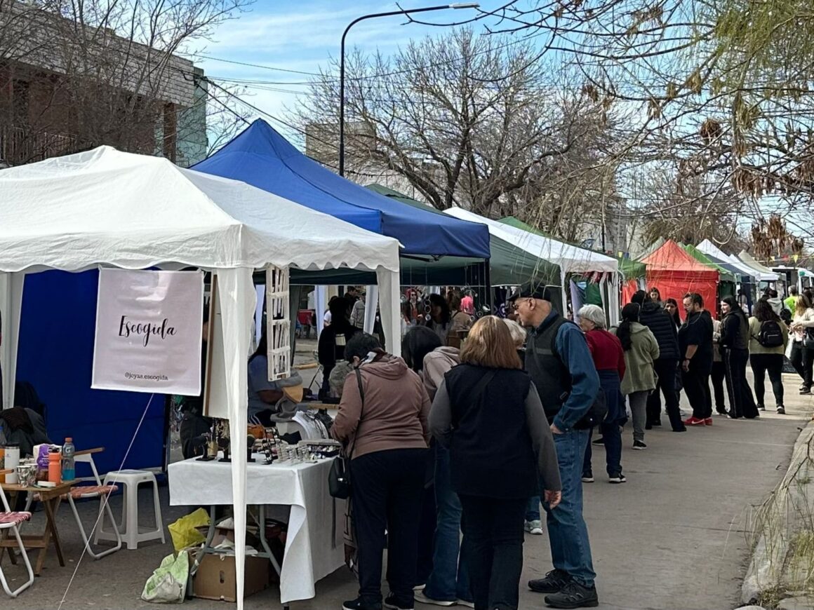 Comercios de calle Brown celebraron el Día del Amigo con un paseo especial