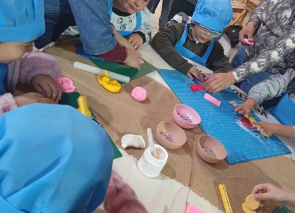 Los Cocineritos se destacaron en la feria dominguera y preparan el Último Taller