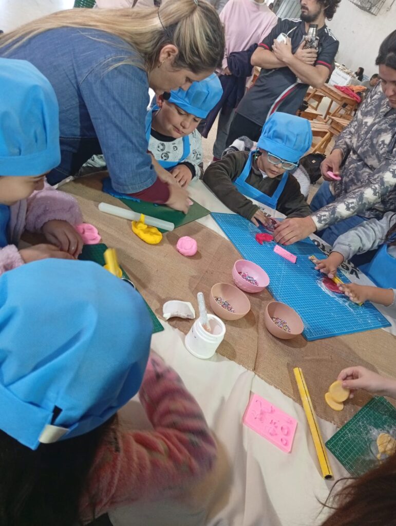 Los Cocineritos se destacaron en la feria dominguera y preparan el Último Taller