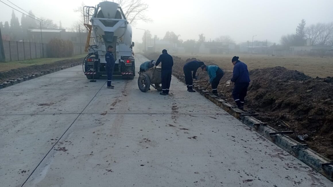 Obras en barrio Rivadavia: hormigonado de cordones para pavimento en tramo de calle Maipú