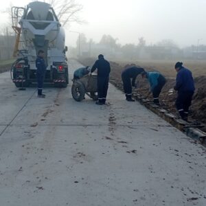 Obras en barrio Rivadavia: hormigonado de cordones para pavimento en tramo de calle Maipú