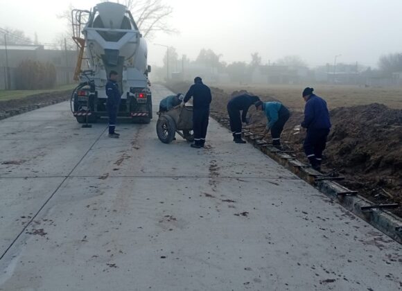Obras en barrio Rivadavia: hormigonado de cordones para pavimento en tramo de calle Maipú
