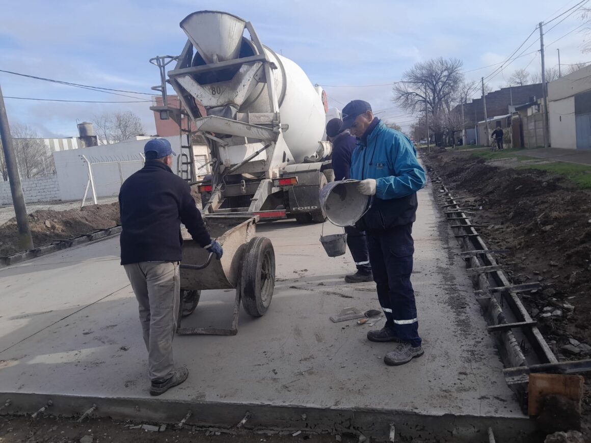 Barrio Rivadavia: avanzan las obras de pavimento en cuadras de calle Vieytes