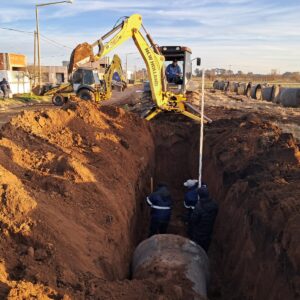Colocación de tubería para obra de desagüe de calle Natalio Perillo