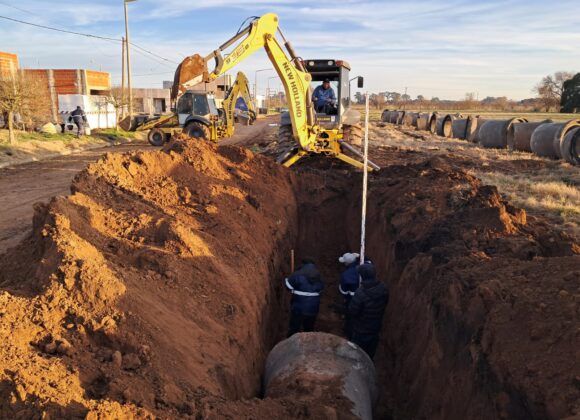 Colocación de tubería para obra de desagüe de calle Natalio Perillo
