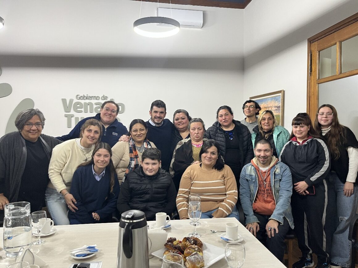 Historias de vida: el Intendente se reunió con adultos de los Eempa que cursan las clases municipales de Apoyo Escolar