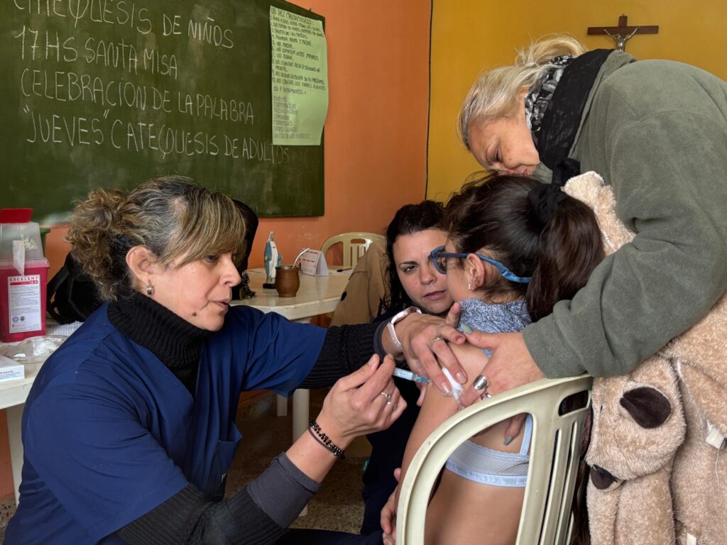 Jornada de Vacunacion con buena respuesta de vecinos en barrio Santa Rosa