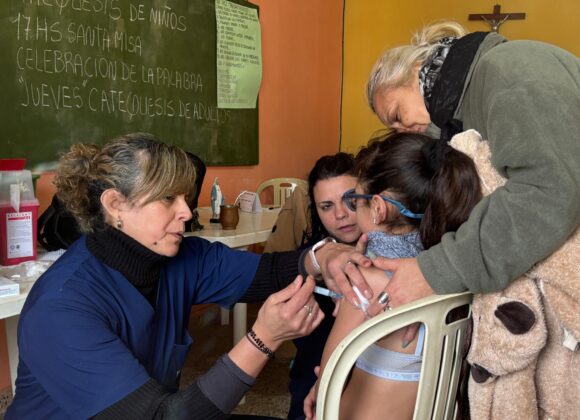 Jornada de Vacunacion con buena respuesta de vecinos en barrio Santa Rosa