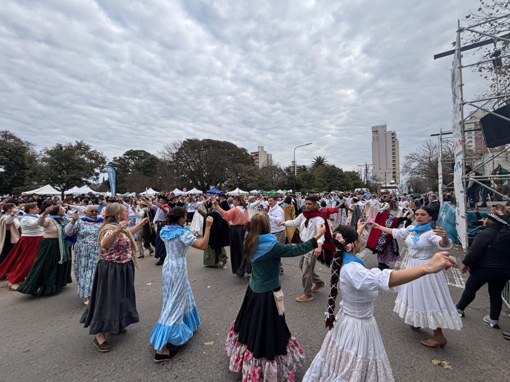 Venado Tuerto celebró el Día de la Independencia con acto, baile del pericón y desfile patrio