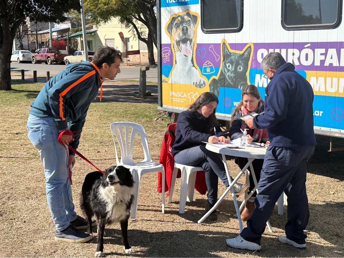 Vacunación Antirrrábica para celebrar el Día del Veterinario y los dos años del Quirófano Móvil