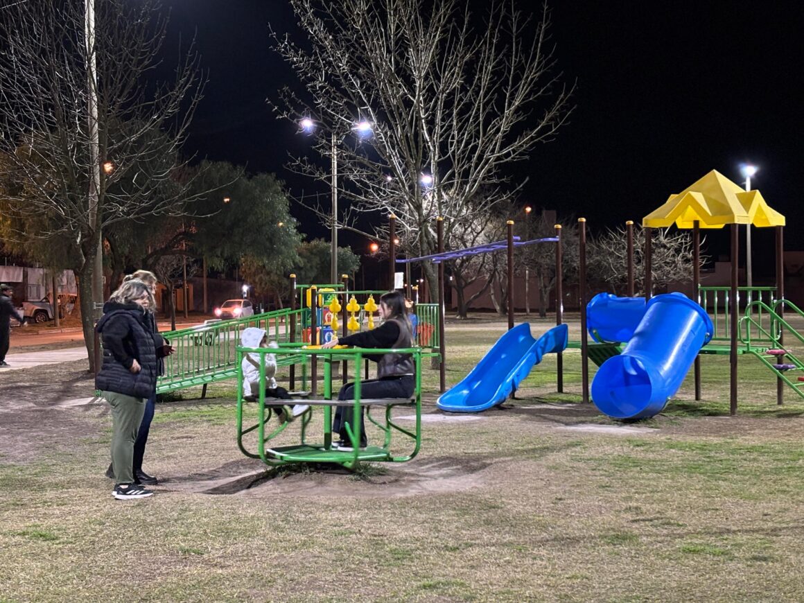 “Quiero a mi Plaza”: sueño cumplido para vecinos del San Cayetano con la renovada Plaza Del Docente