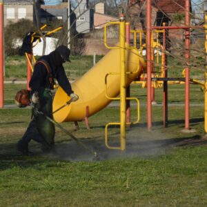 Jornada con corte de pasto y limpieza en la Plaza Macacha Güemes