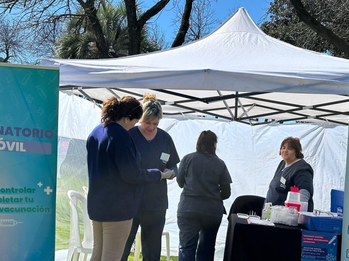 Salud Pública: el Vacunatorio Móvil se instaló el lunes en plaza Vera Peñaloza y mañana en la Asociación Civil Maná