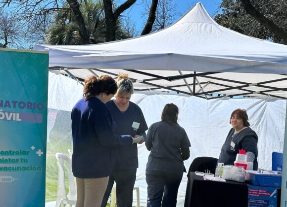 Salud Pública: el Vacunatorio Móvil se instaló el lunes en plaza Vera Peñaloza y mañana en la Asociación Civil Maná