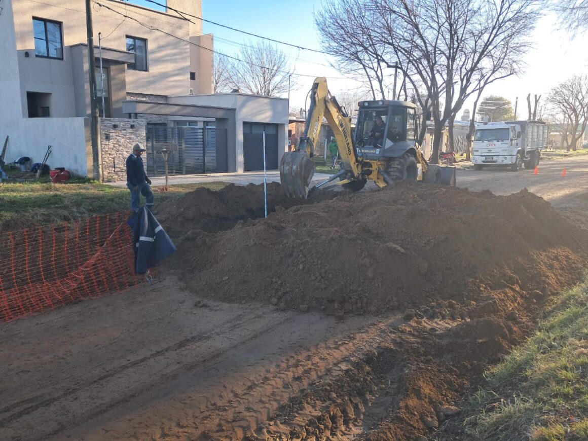 Obra esencial: el Gobierno Municipal extiende la red de desagües por calle Rivadavia