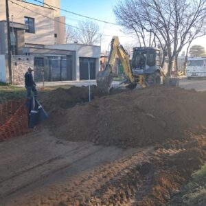 Obra esencial: el Gobierno Municipal extiende la red de desagües por calle Rivadavia