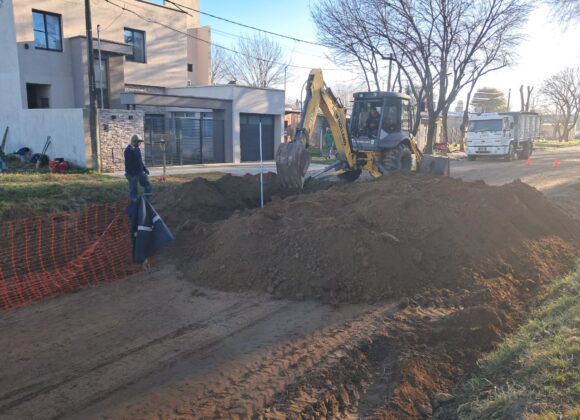 Obra esencial: el Gobierno Municipal extiende la red de desagües por calle Rivadavia