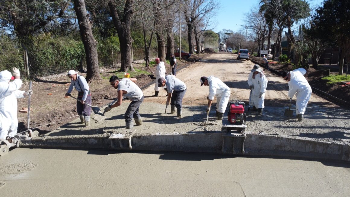 Municipio que avanza: cuadrillas municipales realizan el hormigonado de una nueva cuadra en barrio Rivadavia