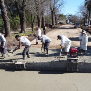 Municipio que avanza: cuadrillas municipales realizan el hormigonado de una nueva cuadra en barrio Rivadavia