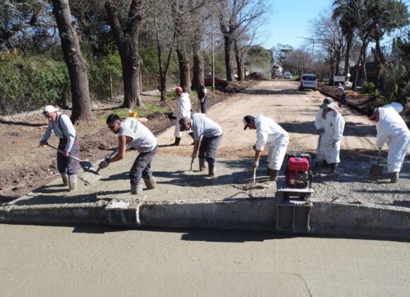 Municipio que avanza: cuadrillas municipales realizan el hormigonado de una nueva cuadra en barrio Rivadavia