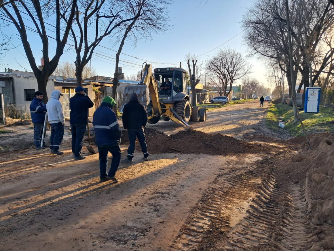 Reductores de velocidad: el Municipio instala lomos de burro en barrio El Cruce