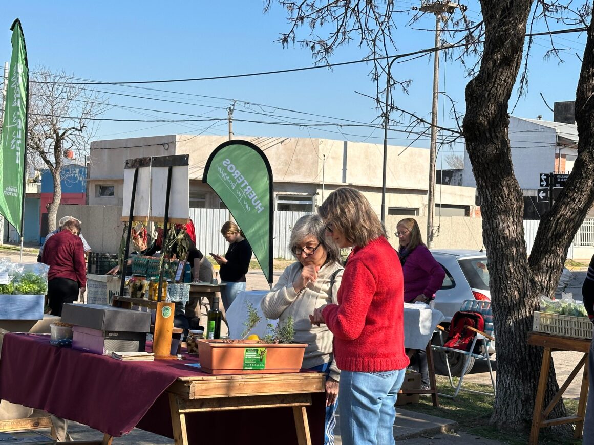 “Huerteros en tu Barrio” despidió agosto en Plaza de la Democracia “Huerteros en tu Barrio” despidió agosto en Plaza de la Democracia