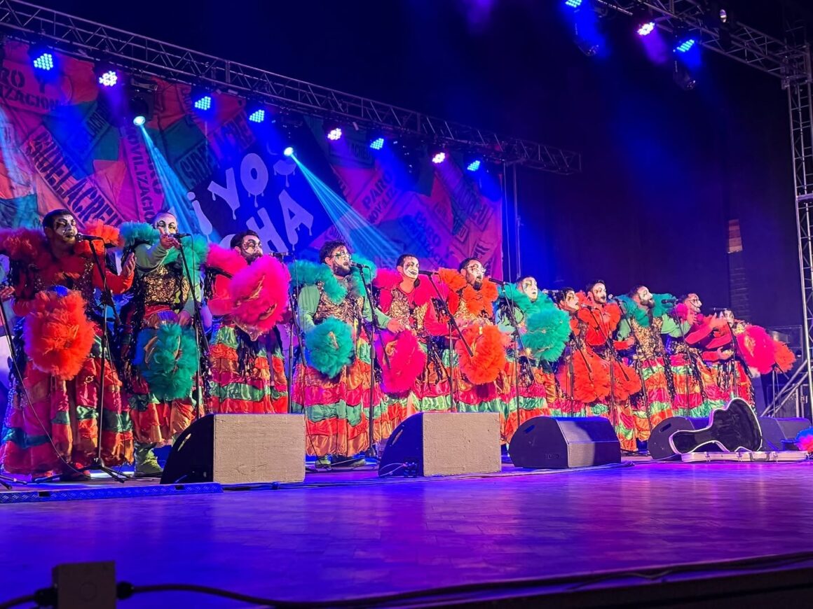 Homenaje a Cayetano Silva en el Cultural: El arte murguero de “Vieja Diabla” y una gala de hermandad entre dos ciudades