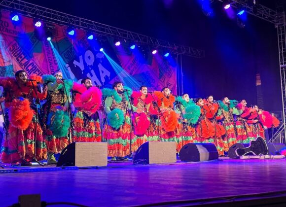 Homenaje a Cayetano Silva en el Cultural: El arte murguero de “Vieja Diabla” y una gala de hermandad entre dos ciudades