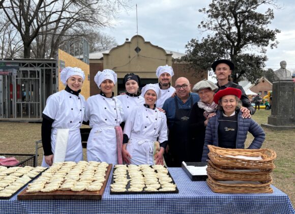 Clase y degustación: Octavio Fueyo deleitó con sus recetas con cordero en el stand del Gobierno de Venado Tuerto