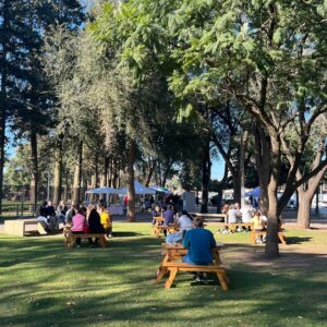 “Venite al Parque” volvió a reunir a los vecinos para disfrutar de la feria y una clase gratuita de Stretching