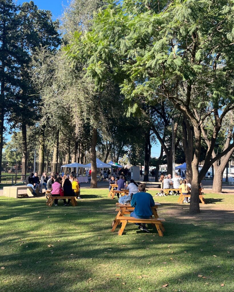 “Venite al Parque” volvió a reunir a los vecinos para disfrutar de la feria y una clase gratuita de Stretching