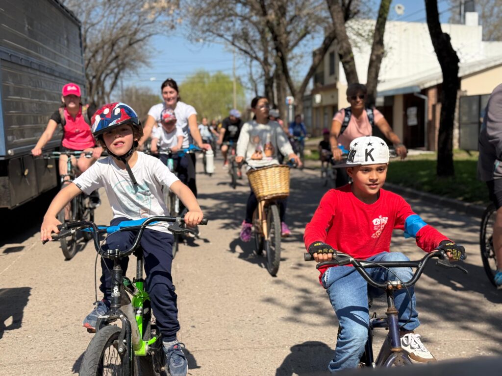 Actividad de integración: Más de 140 familias se sumaron a la “Bicicleteada + búsqueda del tesoro”