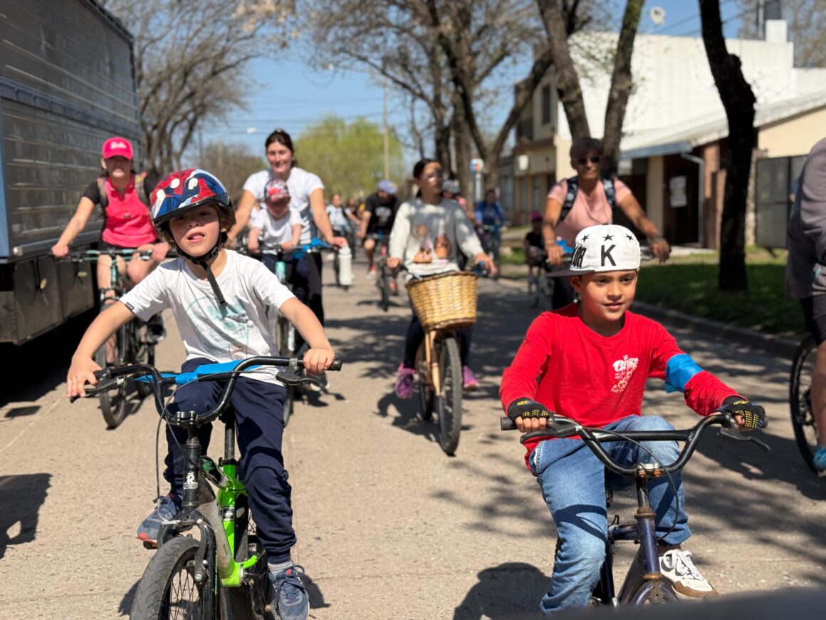 Actividad de integración: Más de 140 familias se sumaron a la “Bicicleteada + búsqueda del tesoro” Actividad de integración: Más de 140 familias se sumaron a la “Bicicleteada + búsqueda del tesoro”