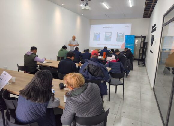 “Hogar y obra”: Capacitan a trabajadores municipales en materiales de impermeabilización y revestimiento