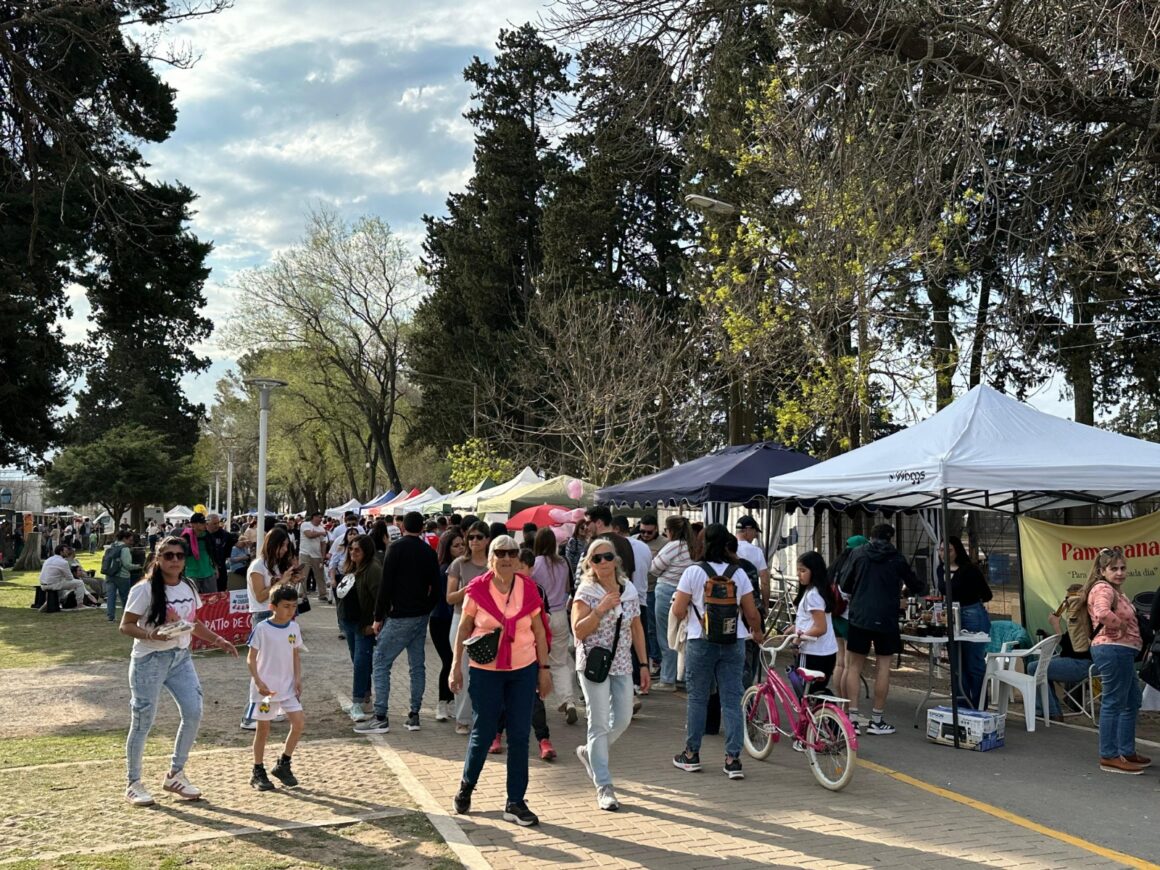 Con récord de emprendedores, el Paseo de la Ciudad fue una fiesta de domingo en el Parque Municipal