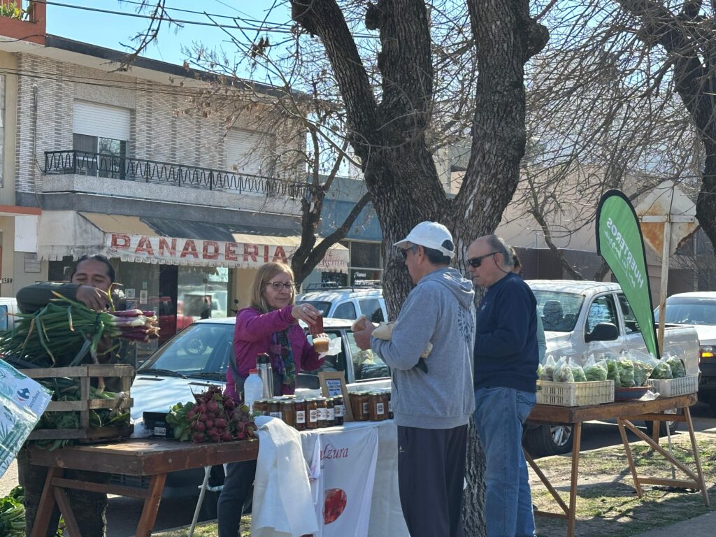 Centro II: “Huerteros en tu Barrio” despide septiembre en la plaza De la Democracia