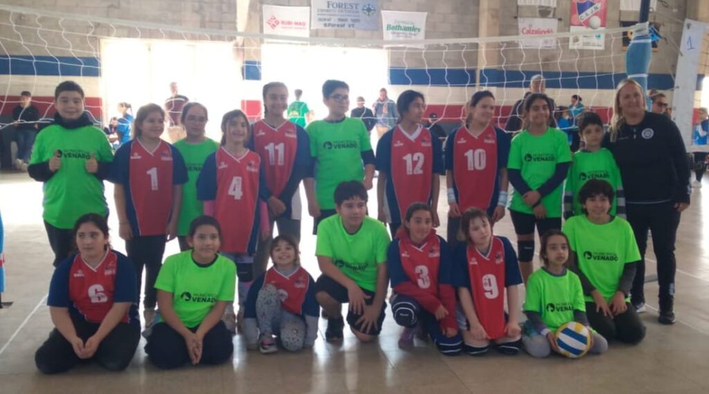 Escuelas Deportivas: encuentro de mini vóley mixto en el Club Jorge Newbery