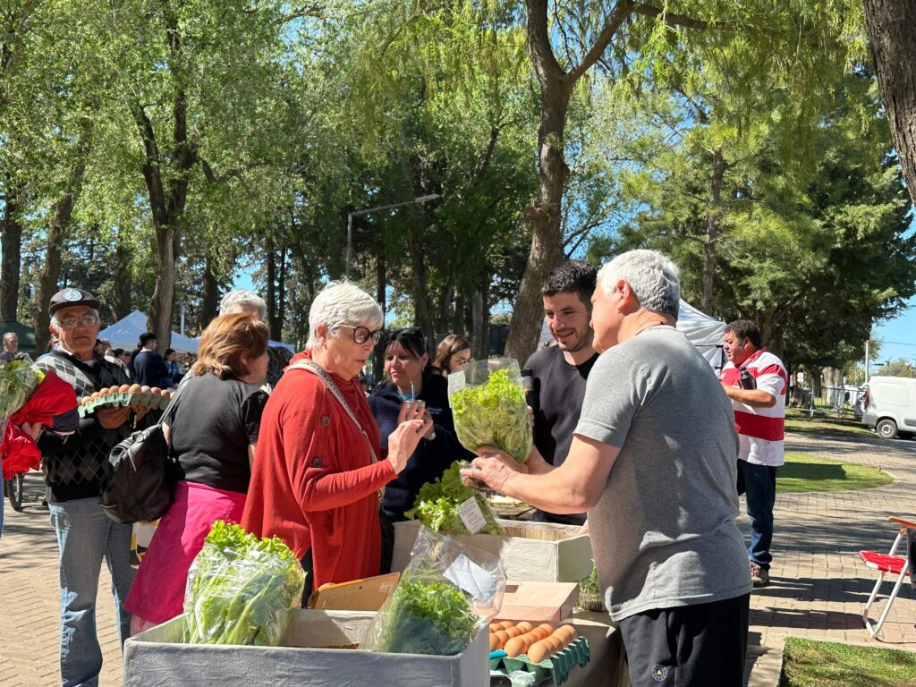 Comienza octubre y la plaza vera Peñaloza recibe a los “Huerteros en tu Barrio”