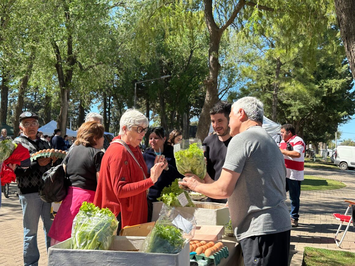 Comienza octubre y la plaza vera Peñaloza recibe a los “Huerteros en tu Barrio”