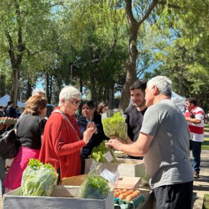 Comienza octubre y la plaza vera Peñaloza recibe a los “Huerteros en tu Barrio”