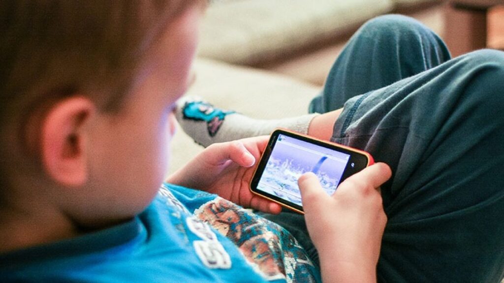 Programa Creer: conversatorio para reflexionar sobre el uso excesivo de pantallas y su impacto en menores