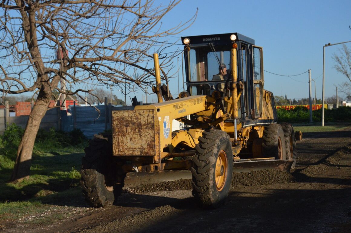 El Gobierno municipal mejora la transitabilidad en los barrios con tareas de perfilado de calles