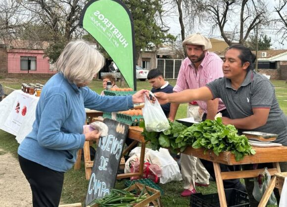 Intercambio directo. Exitosa jornada de “Huerteros en tu Barrio” en la plaza de la Familia