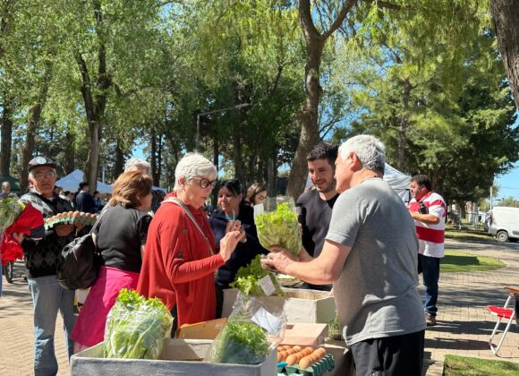 “Huerteros en tu Barrio” continúa octubre en la plaza Giraldi del Centro I