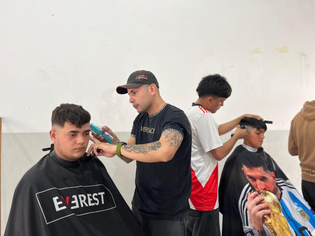 Peluqueros Solidarios dejaron su impronta profesional en el salón vecinal Villa Casey