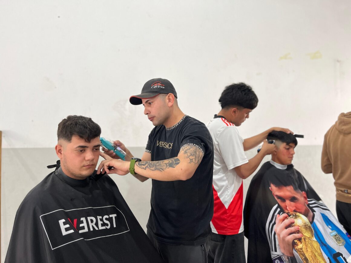 Peluqueros Solidarios dejaron su impronta profesional en el salón vecinal Villa Casey