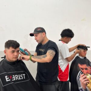 Peluqueros Solidarios dejaron su impronta profesional en el salón vecinal Villa Casey